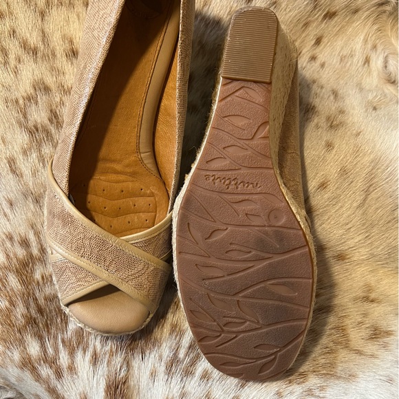 Lightly used tan lace wedge sandals - Picture 8 of 12